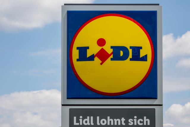 FILED - 15 May 2023, Saxony, Leipzig: A sign with the logo of Lidl supermarkets is pictured in front of a store in Leipzig. Lidl's parent company, the Schwarz-Group, announced plans on Monday to build a new data centre in Germany at a cost of ·11 billion ($12.8 billion). Photo: Hendrik Schmidt/dpa