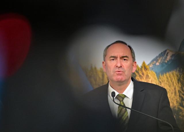 17 November 2025, Bavaria, Munich: Hubert Aiwanger, Bavarian Minister of State for Economic Affairs, speaks at the Bavarian State Chancellery following the Start-up and Technology Summit hosted by Bavarian Minister President Markus Soeder with representatives from politics, business and science. Photo: Malin Wunderlich/dpa