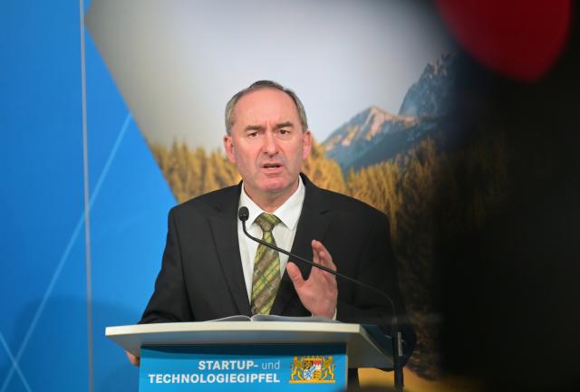 17 November 2025, Bavaria, Munich: Hubert Aiwanger, Bavarian Minister of State for Economic Affairs, speaks at the Bavarian State Chancellery following the Start-up and Technology Summit hosted by Bavarian Minister President Markus Soeder with representatives from politics, business and science. Photo: Malin Wunderlich/dpa