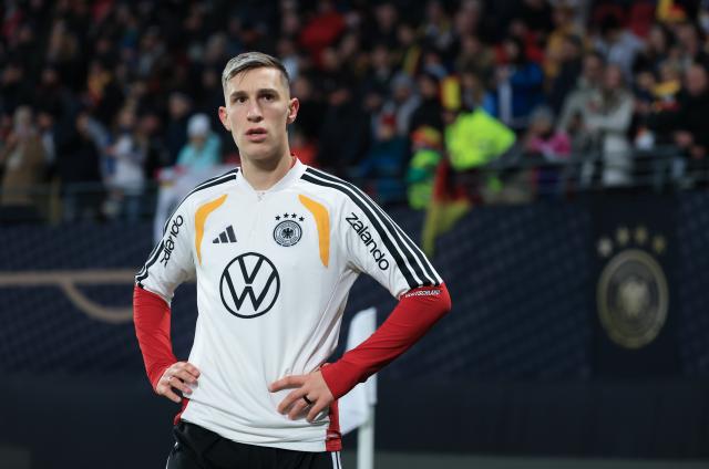 17 November 2025, Saxony, Leipzig: Germany's Nico Schlotterbeck warms up on the pitch ahead of the FIFA World Cup European qualifying soccer match between Germany and Slovakia at Red Bull Arena. Photo: Jan Woitas/dpa