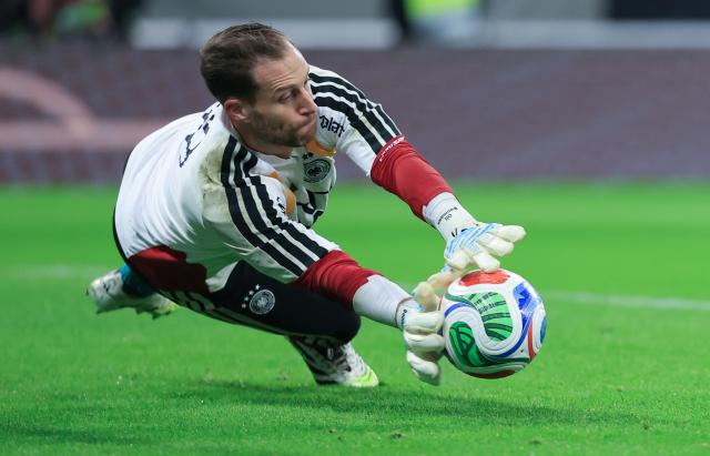 17 November 2025, Saxony, Leipzig: Germany goalkeeper Oliver Baumann warms up on the pitch ahead of the FIFA World Cup European qualifying soccer match between Germany and Slovakia at Red Bull Arena. Photo: Jan Woitas/dpa