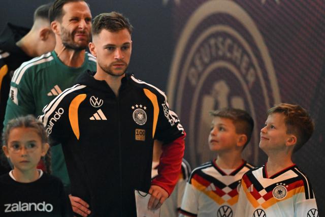 17 November 2025, Saxony, Leipzig: (L-R) Germany's Nico Schlotterbeck, goalkeeper Oliver Baumann and Joshua Kimmich stand with children in the players' tunnel ahead of the FIFA World Cup European qualifying soccer match between Germany and Slovakia at Red Bull Arena. Photo: Robert Michael/dpa