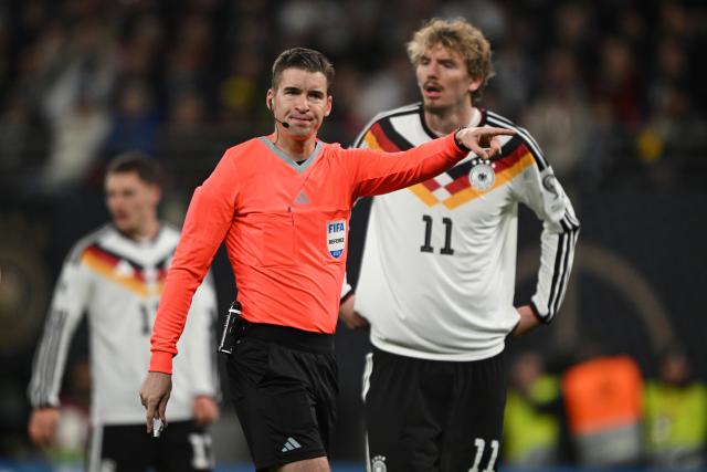 17 November 2025, Saxony, Leipzig: French referee Francois Letexier gestures during the FIFA World Cup European qualifying match between Germany and Slovakia at Red Bull Arena. Photo: Robert Michael/dpa