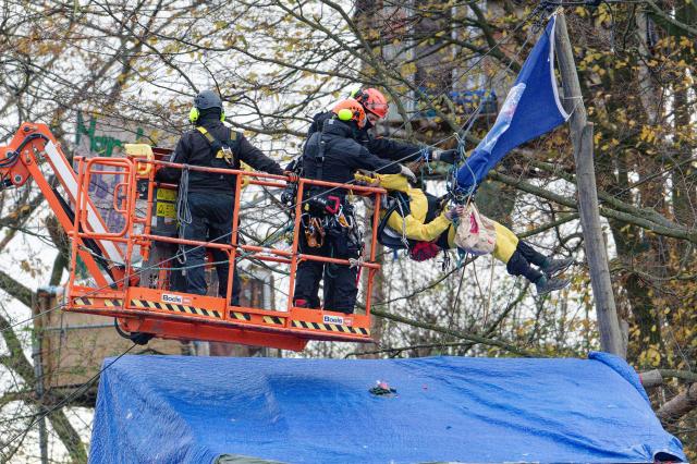 18 November 2025, North Rhine-Westphalia, Kerpen: Police officers take action against an activist hanging in a tree in the so-called "Suendenwaeldchen" on the edge of the Hambach open-cast mine in Hambach Forest. Photo: Henning Kaiser/dpa