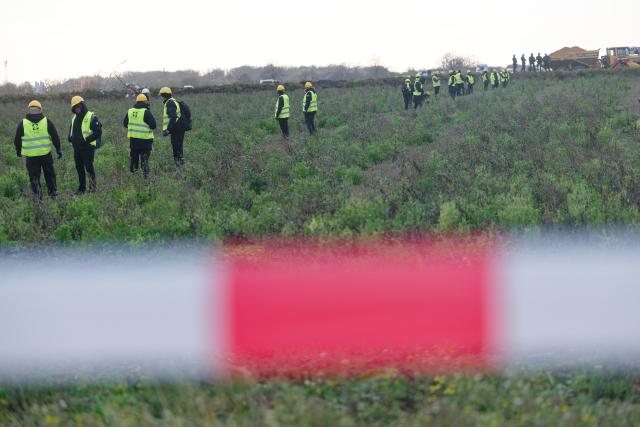18 November 2025, North Rhine-Westphalia, Kerpen: Employees of a security company surround the so-called "Suendenwaeldchen" on the edge of the Hambach open-cast mine in Hambach Forest. The police have begun a large-scale operation to clear a last piece of forest occupied by activists at the Hambach open-cast lignite mine in the Rhineland. Photo: Henning Kaiser/dpa