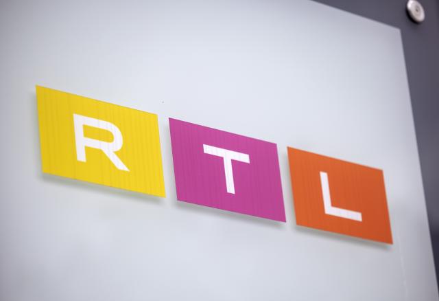 FILED - 08 August 2023, North Rhine-Westphalia, Cologne: The logo of the TV station RTL can be seen on a sign in front of the building of the broadcasting center in Cologne. Photo: Thomas Banneyer/dpa