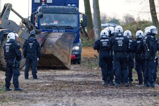 18 November 2025, North Rhine-Westphalia, Kerpen: Police officers surround the so-called "Suendenwaeldchen" on the edge of the Hambach open-cast mine in Hambach Forest. The police have begun a large-scale operation to clear a last piece of forest occupied by activists at the Hambach open-cast lignite mine in the Rhenish mining area. Photo: Henning Kaiser/dpa