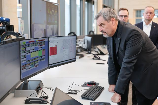 18 November 2025, Bavaria, Ansbach-Brodswinden: Bavaria's Minister President Markus Soeder takes a look at the functions of the new integrated control center for the districts of Ansbach and Neustadt/Aisch. Photo: Daniel Löb/dpa
