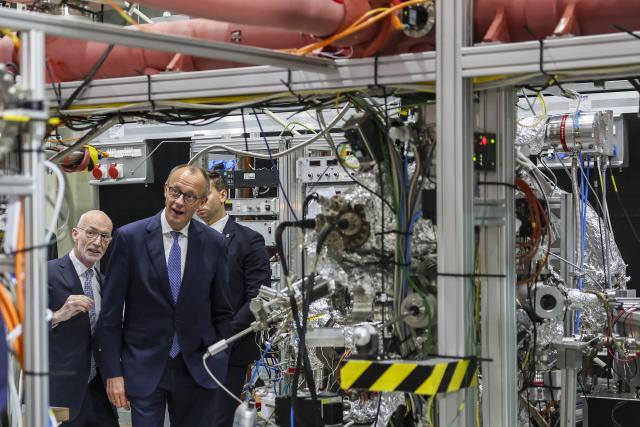 18 November 2025, Saxony-Anhalt, Halle: German Chancellor Friedrich Merz visits a laboratory at the Institute with Director of the Max Planck Institute of Microstructure Physics Stuart Parkin. Photo: Jan Woitas/dpa