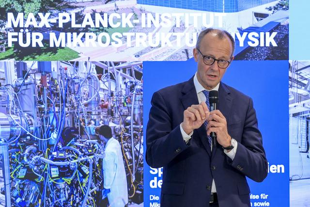 18 November 2025, Saxony-Anhalt, Halle: German Chancellor Friedrich Merz speaks during his inaugural visit to the Max Planck Institute of Microstructure Physics. Photo: Jan Woitas/dpa