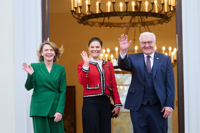 18 November 2025, Berlin: German President Frank-Walter Steinmeier (R) and his wife Elke Buedenbender (L) receive Crown Princess Victoria of Sweden (C) at Bellevue Palace. Photo: Annette Riedl/dpa