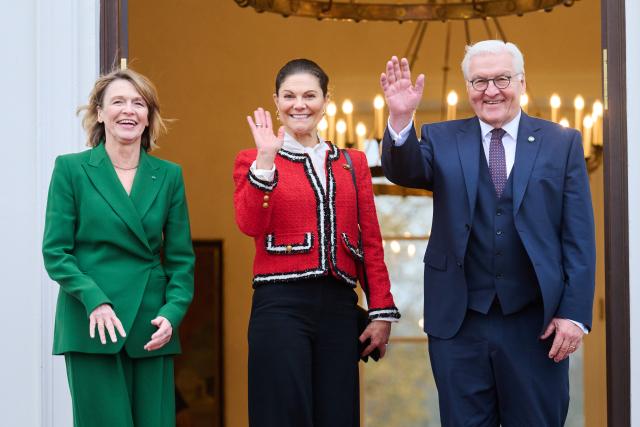 18 November 2025, Berlin: German President Frank-Walter Steinmeier (R) and his wife Elke Buedenbender (L) receive Crown Princess Victoria of Sweden (C) at Bellevue Palace. Photo: Annette Riedl/dpa