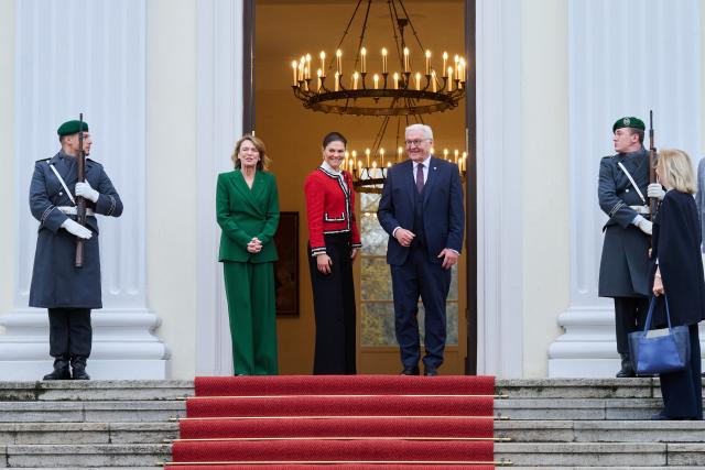 18 November 2025, Berlin: German President Frank-Walter Steinmeier (R) and his wife Elke Buedenbender (L) receive Crown Princess Victoria of Sweden at Bellevue Palace. Photo: Annette Riedl/dpa