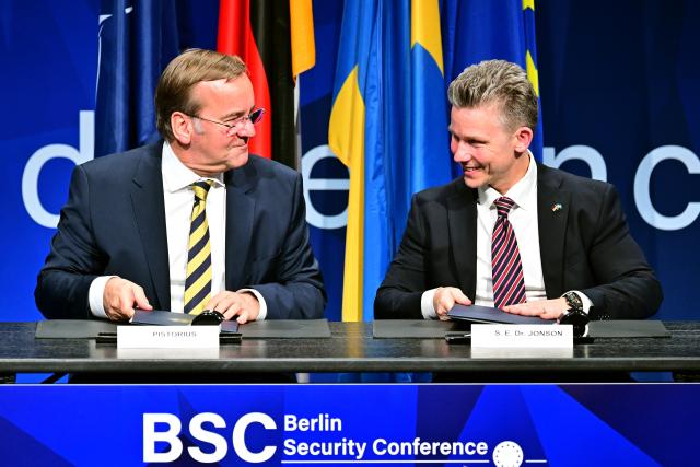 18 November 2025, Berlin: German Minister of Defence, Boris Pistorius, and Pal Jonson, Minister of Defense of Sweden, sign a declaration of intent for cooperation during the Berlin Security Conference 2025. Photo: Sebastian Christoph Gollnow/dpa