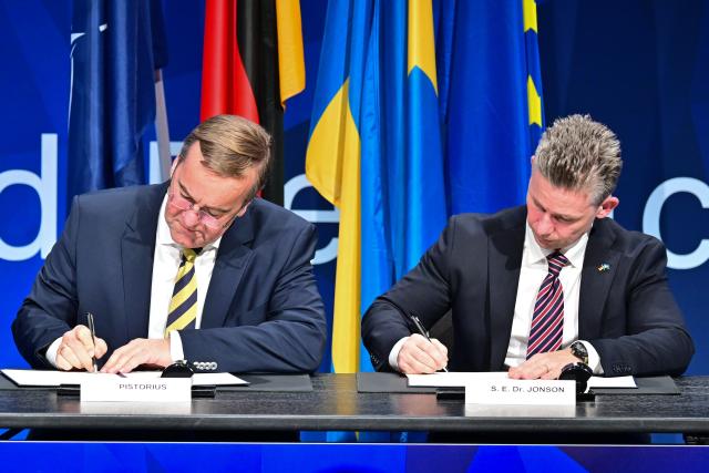 18 November 2025, Berlin: German Minister of Defence, Boris Pistorius, and Pal Jonson, Minister of Defense of Sweden, sign a declaration of intent for cooperation during the Berlin Security Conference 2025. Photo: Sebastian Christoph Gollnow/dpa