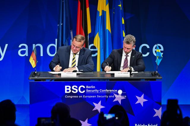 18 November 2025, Berlin: German Minister of Defence, Boris Pistorius, and Pal Jonson, Minister of Defense of Sweden, sign a declaration of intent for cooperation during the Berlin Security Conference 2025. Photo: Sebastian Christoph Gollnow/dpa