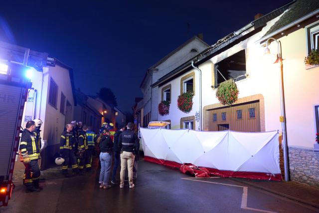 18 November 2025, Rhineland-Palatinate, Schwabenheim an der Selz: Emergency services secure the scene of a fire in the old town center. Two people died in the apartment fire Photo: Thomas Frey/dpa