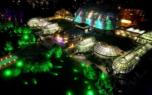 18 November 2025, Berlin: The illuminated tropical house before the opening of the "Christmas Garden" Christmas lights attraction in the Botanical Garden. The light shows of the illuminated Christmas adventure park can be visited until 11.01.2026. Photo: Britta Pedersen/dpa
