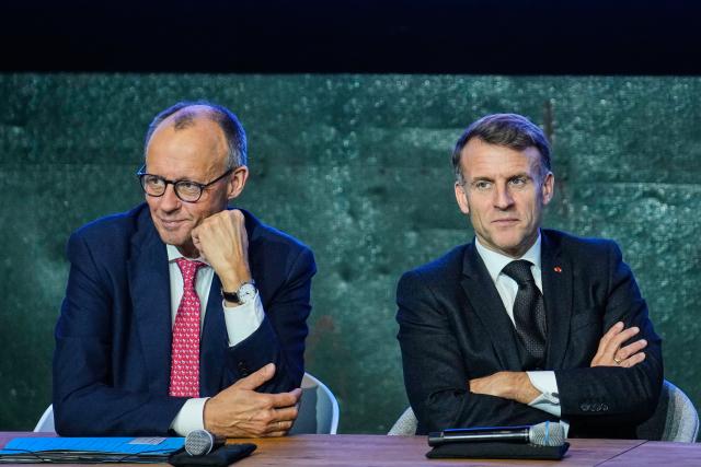 18 November 2025, Berlin: German Chancellor Friedrich Merz (L) and French President Emmanuel Macron take part in a meeting with a group of investors at the European Digital Sovereignty Summit. Photo: Kay Nietfeld/dpa
