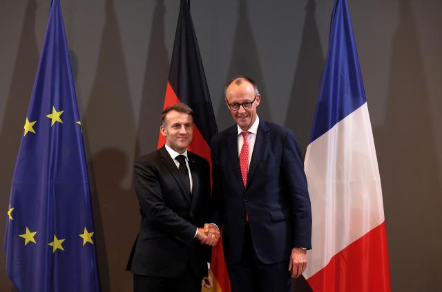18 November 2025, Berlin: German Chancellor Friedrich Merz (R) and French President Emmanuel Macron meet after the summit on European digital sovereignty on the EUREF campus. Photo: Filip Singer/EPA pool/dpa