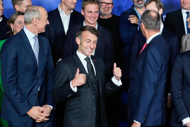 18 November 2025, Berlin: German Chancellor Friedrich Merz (R) and French President Emmanuel Macron (C) pose for a photo with a group of investors at the European Digital Sovereignty Summit. The summit takes place at the invitation of the German and French digital ministries. Photo: Ebrahim Noroozi/Pool AP/dpa