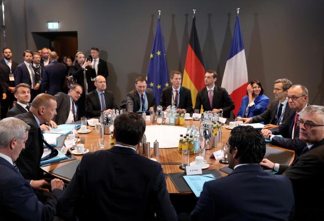 18 November 2025, Berlin: French President Emmanuel Macron (L) and German Chancellor Friedrich Merz (R) meet after the summit on European digital sovereignty on the EUREF campus. Photo: Filip Singer/EPA pool/dpa
