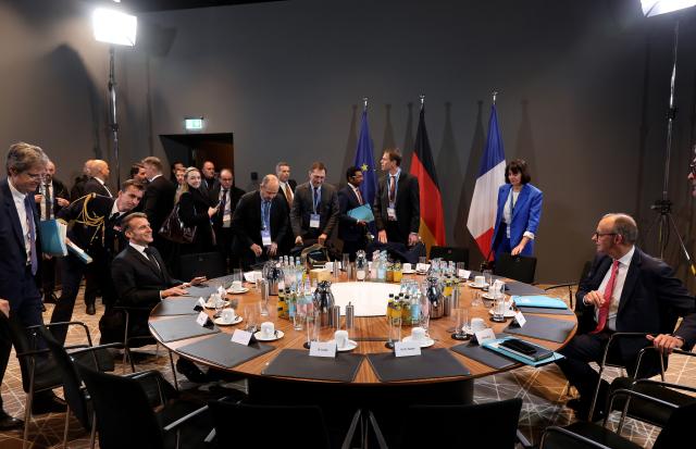 18 November 2025, Berlin: French President Emmanuel Macron (2-L) and German Chancellor Friedrich Merz (R) meet after the summit on European digital sovereignty at the EUREF-Campus. Photo: Filip Singer/EPA pool/dpa