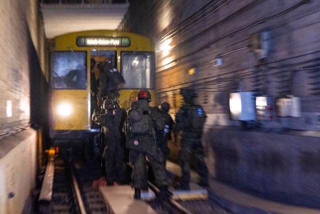 19 November 2025, Berlin: German Armed Forces (Bundeswehr) soldiers climb into a subway train at the Jungfernheide subway station during the Bundeswehr exercise "Operation Bollwerk Baerlin". Photo: Christophe Gateau/dpa