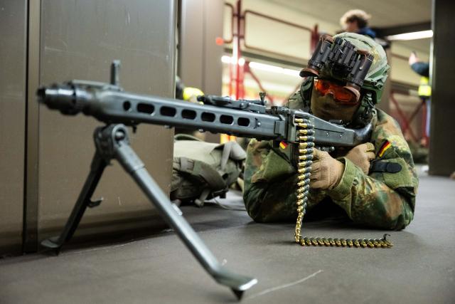 19 November 2025, Berlin: A German Armed Forces (Bundeswehr) soldier lies on the ground at the Jungfernheide subway station during the Bundeswehr exercise "Operation Bollwerk Baerlin". Photo: Christophe Gateau/dpa