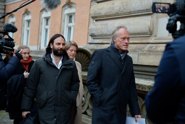 19 November 2025, Hamburg: German restaurateur and entrepreneur Christina Block (C), one of C. Block's two defense lawyers Ingo Bott (L) and partner former sports presenter Gerhard Delling arrive to the district court for the continuation of the trial against C. Block for alleged child abduction. Photo: Georg Wendt/dpa