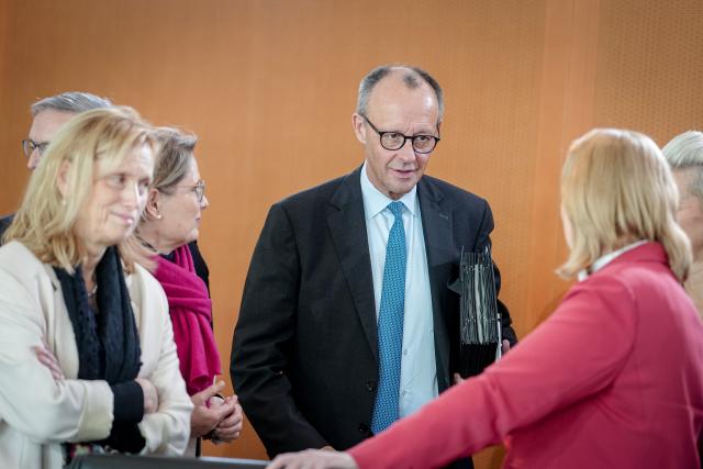 19 November 2025, Berlin: (L-R) German Minister of Education, Family Affairs, Senior Citizens, Women and Youth Karin Prien, Minister of Justice and Consumer Protection Stefanie Hubig, Chancellor Friedrich Merz and Minister of Labor and Social Affairs  Baerbel Bas take part in the meeting of the Federal Cabinet in the Federal Chancellery. Photo: Kay Nietfeld/dpa