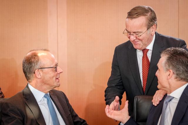 19 November 2025, Berlin: (L-R) German Chancellor Friedrich Merz talks with Minister of Defense Boris Pistorius and Head of the Federal Chancellery and Federal Minister for Special Tasks Thorsten Frei  during the meeting of the Federal Cabinet in the Federal Chancellery. Photo: Kay Nietfeld/dpa