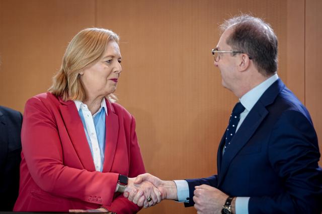 19 November 2025, Berlin: German Minister of Labor and Social Affairs Baerbel Bas and Minister of the Interior Alexander Dobrindt attend the meeting of the Federal Cabinet in the Federal Chancellery. Photo: Kay Nietfeld/dpa