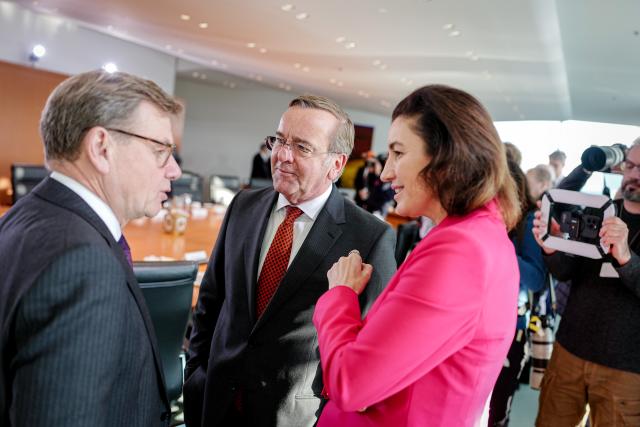 19 November 2025, Berlin: (L-R) German Foreign Minister Johann Wadephul, Minister of Defense Boris Pistorius and Minister of Research, Technology and Space Dorothee Baer attend the meeting of the Federal Cabinet in the Federal Chancellery. Photo: Kay Nietfeld/dpa