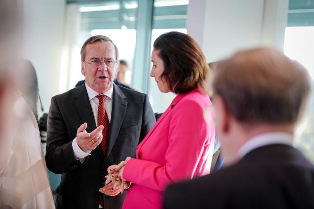 19 November 2025, Berlin: German Foreign Minister Johann Wadephul (R), Minister of Defense Boris Pistorius (L) and Minister of Research, Technology and Space Dorothee Baer attend the meeting of the Federal Cabinet in the Federal Chancellery. Photo: Kay Nietfeld/dpa