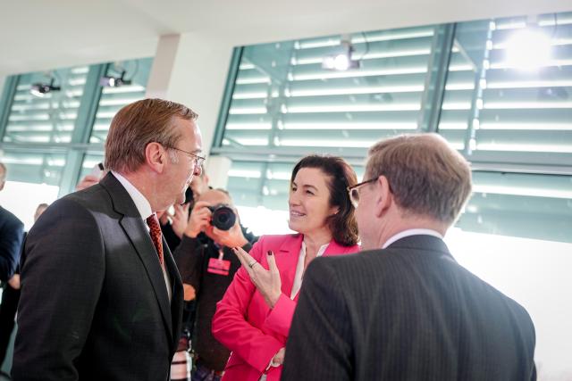 19 November 2025, Berlin: German Foreign Minister Johann Wadephul (R), Minister of Defense Boris Pistorius (L) and Minister of Research, Technology and Space Dorothee Baer attend the meeting of the Federal Cabinet in the Federal Chancellery. Photo: Kay Nietfeld/dpa