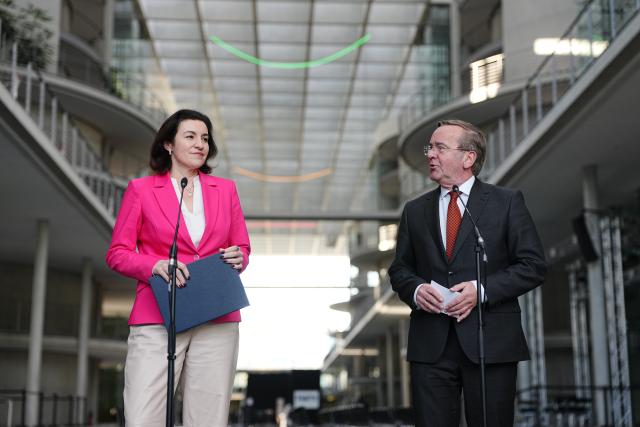 19 November 2025, Berlin: Minister of Research, Technology and Space Dorothee Baer and Minister of Defense Boris Pistorius present the Federal Government's space security strategy. Photo: Kay Nietfeld/dpa