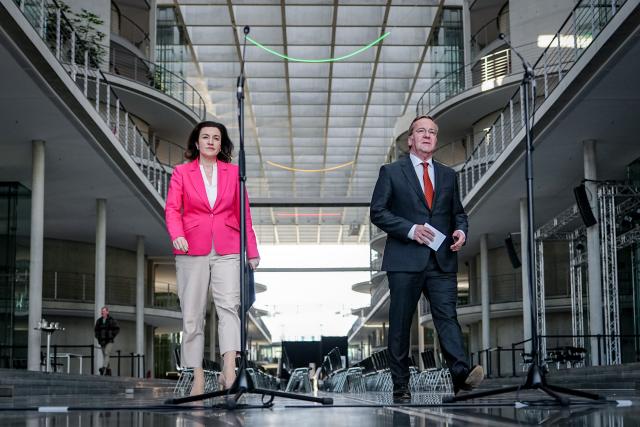 19 November 2025, Berlin: Minister of Research, Technology and Space Dorothee Baer and Minister of Defense Boris Pistorius present the Federal Government's space security strategy. Photo: Kay Nietfeld/dpa