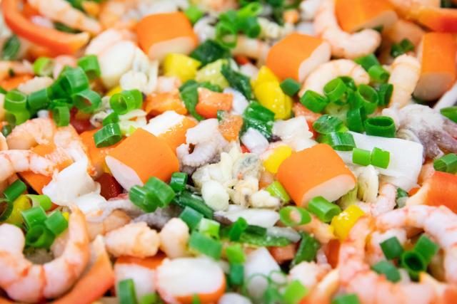 FILED - 14 August 2019, Hamburg: Seafood salad lies in a bowl with a wholesaler at the fish market in Hamburg Altona. China is again blocking imports of seafood from Japan over recent comments made by Japanese Prime Minister Sanae Takaichi about Taiwan, according to media reports on Wednesday. Photo: Christian Charisius/dpa