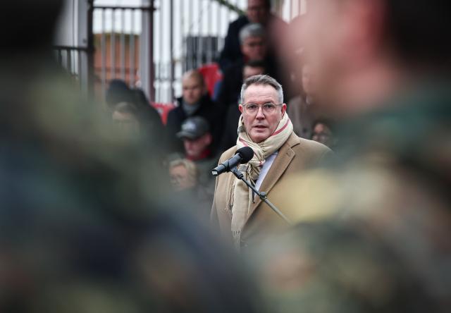 19 November 2025, Rhineland-Palatinate, Mainz: Minister President of Rhineland-Palatinate Alexander Schweitzer speaks at the Ceremonial pledge on the 70th anniversary of the founding of the German Armed Forces (Bundeswehr). Around 160 recruits from the air force training battalion from Roth and the Homeland Security Regiment 5 from Hesse, based in Thuringia, took their oath of service. Photo: Hannes P. Albert/dpa