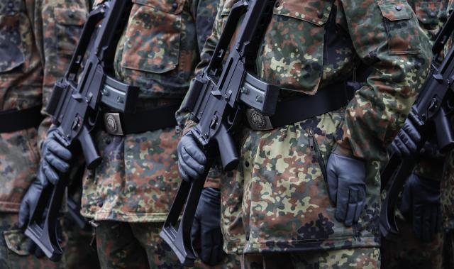 19 November 2025, Rhineland-Palatinate, Mainz: Soldiers carry G36 assault rifles during the Ceremonial pledge on the 70th anniversary of the founding of the German Armed Forces (Bundeswehr). Around 160 recruits from the air force training battalion from Roth and the Homeland Security Regiment 5 from Hesse, based in Thuringia, took their oath of service. Photo: Hannes P. Albert/dpa
