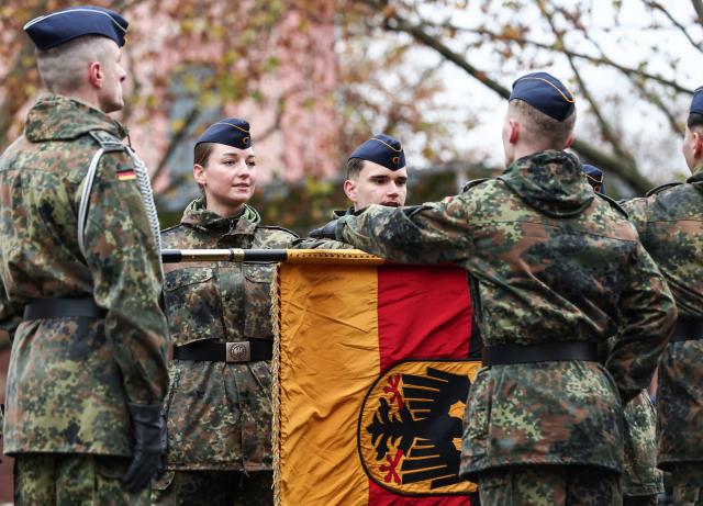 19 November 2025, Rhineland-Palatinate, Mainz: Soldiers take their oath of service during the Ceremonial pledge on the 70th anniversary of the founding of the German Armed Forces (Bundeswehr). Around 160 recruits from the air force training battalion from Roth and the Homeland Security Regiment 5 from Hesse, based in Thuringia, took their oath of service. Photo: Hannes P. Albert/dpa