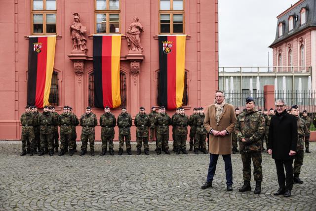 19 November 2025, Rhineland-Palatinate, Mainz: (L-R) Minister President of Rhineland-Palatinate Alexander Schweitzer, Commander of the Rhineland-Palatinate State Command Colonel Michael Trautermann, and President of the State Parliament Hendrik Hering stand in front of soldiers during the Ceremonial pledge on the 70th anniversary of the founding of the German Armed Forces (Bundeswehr). Around 160 recruits from the air force training battalion from Roth and the Homeland Security Regiment 5 from Hesse, based in Thuringia, took their oath of service. Photo: Hannes P. Albert/dpa