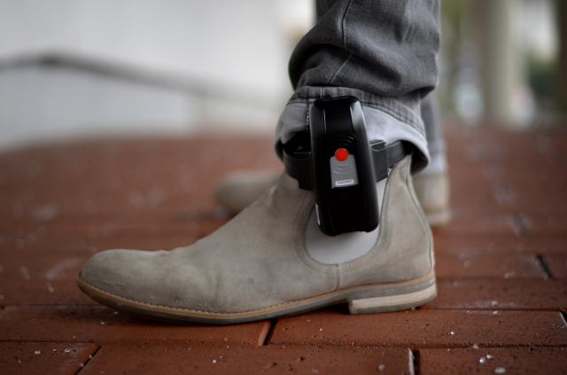 FILED - 11 January 2017, Hesse, Bad Vilbel: Hans-Dieter Amthor of the IT department of the Hessian department of justice wears an electronic ankle monitor in Bad Vilbel. Photo: picture alliance / Susann Prautsch/dpa