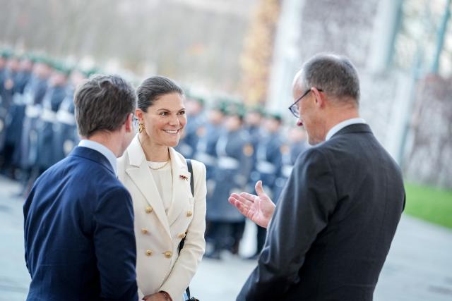 19 November 2025, Berlin: German Chancellor Friedrich Merz (R) receives Swedish Prime Minister Ulf Kristersson (L) and Swedish Crown Princess Victoria in the cour d'honneur of the Federal Chancellery. Photo: Kay Nietfeld/dpa