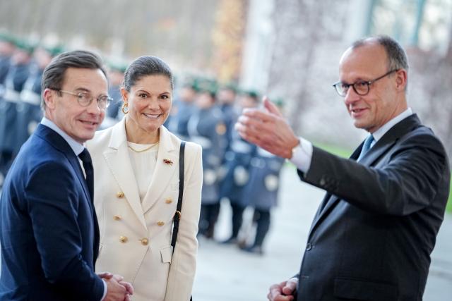 19 November 2025, Berlin: German Chancellor Friedrich Merz (R) receives Swedish Prime Minister Ulf Kristersson (L) and Swedish Crown Princess Victoria in the cour d'honneur of the Federal Chancellery. Photo: Kay Nietfeld/dpa