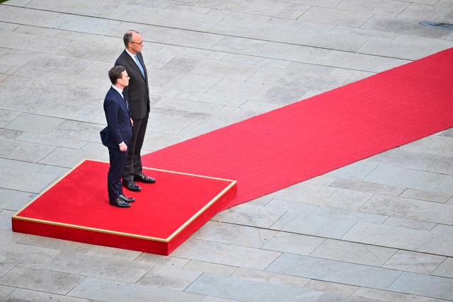 19 November 2025, Berlin: German Chancellor Friedrich Merz receives Swedish Prime Minister Ulf Kristersson with military honors at at the Federal Chancellery. Photo: Sebastian Christoph Gollnow/dpa