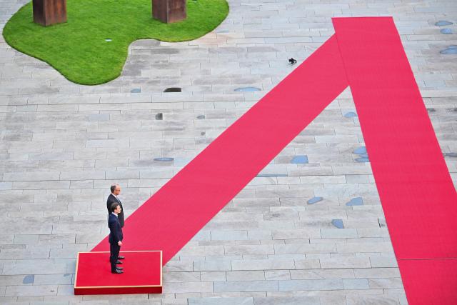 19 November 2025, Berlin: German Chancellor Friedrich Merz receives Swedish Prime Minister Ulf Kristersson with military honors at at the Federal Chancellery. Photo: Sebastian Christoph Gollnow/dpa