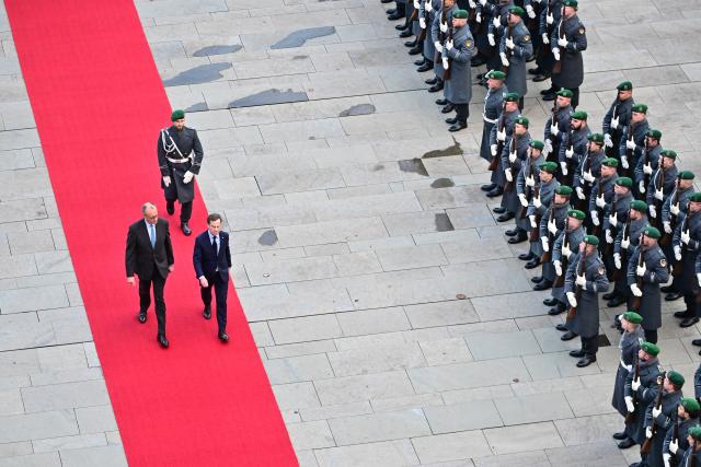 19 November 2025, Berlin: German Chancellor Friedrich Merz receives Swedish Prime Minister Ulf Kristersson with military honors at at the Federal Chancellery. Photo: Sebastian Christoph Gollnow/dpa