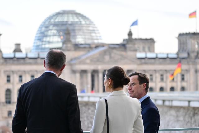 19 November 2025, Berlin: German Chancellor Friedrich Merz (L) talks to Swedish Prime Minister Ulf Kristersson (R) and Crown Princess Victoria of Sweden on the balcony of the Federal Chancellery. Photo: Sebastian Christoph Gollnow/dpa
